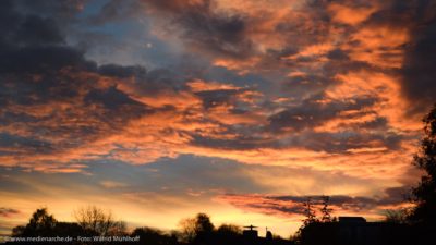 Ein wunderschön von der aufgehenden Sonne ausgeleuchteter Himmel