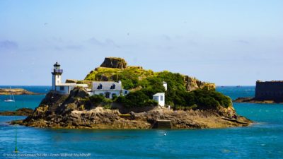 Eine idyllisch anmutende kleine Insel mit Leuchtturm