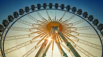 Ein Riesenrad im strahlenden Sonnenschein.