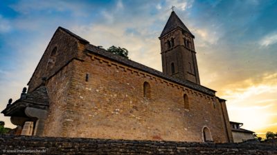 Aufnahme einer alten romanischen Kirche im Sonnenaufgang.